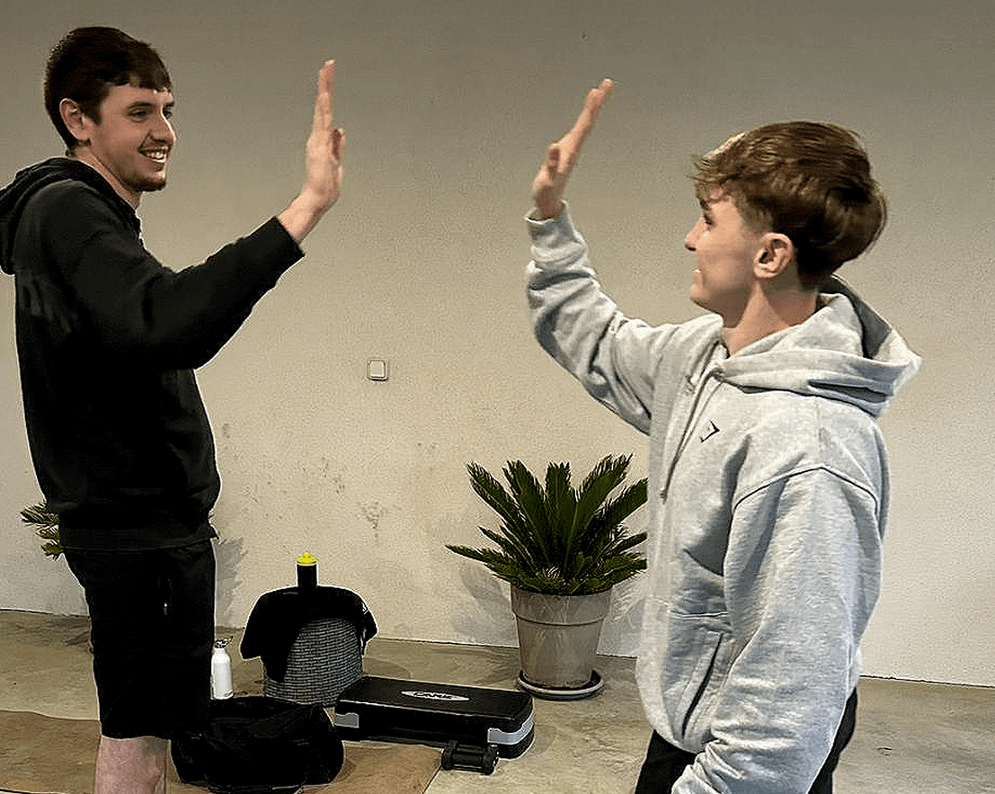 photo de fin d'entraînement intense, le coach Simon encourage son apprenti