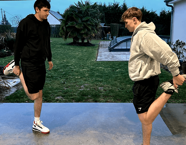 Simon Ory, alias Simfit, fait une démonstration à son client du mouvement à effectuer pour un bon étirement de fin de séance.